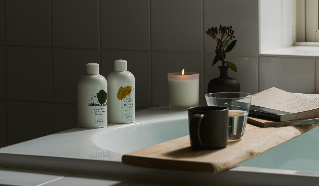 N organic Bath MilkのSea LemonadeとIsland Forestの商品をお風呂で飾った写真